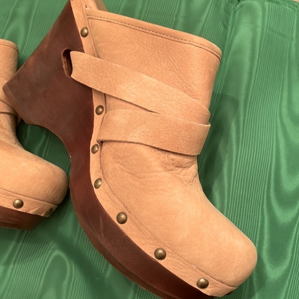 Uggs Clogs - image 3
